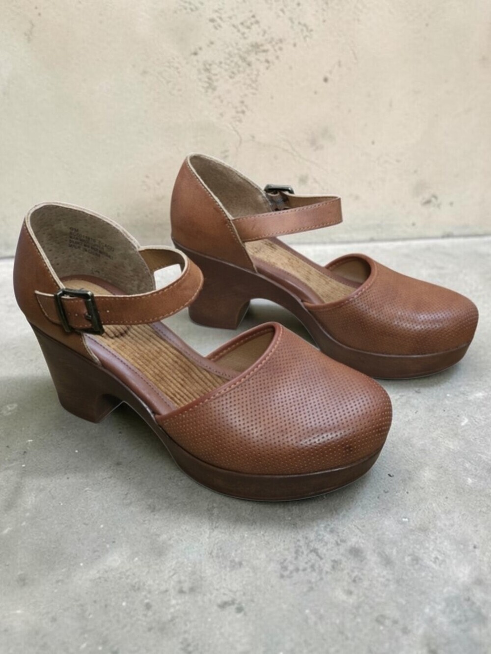b.o.c. Gia clogs in brown leather, size 9. Mary Jane comfort shoes with block he